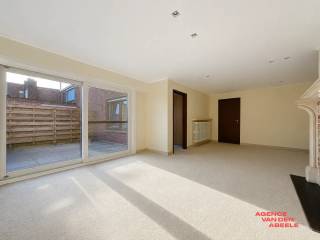 Zeer mooi gelegen appartement langs de Damse Vaart met indeling als volgt : Allereerst is er de inkom met vestiaire. De living is mooi...
