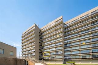 <p><span>VLAKBIJ ZEE! Erg zonnig appartement, gelegen op de tweede verdieping van de verzorgde residentie Astrid, pal in het bruisende toeristische hart van Bredene. Hier geniet je van zonlicht van 's middag tot 's avonds, dankzij de ideale zuidwestelijke oriëntatie.<br />Ligging troef: op wandelafstand van winkels, horecazaken, het strand (bijna letterlijk aan je voeten!), de tramhalte én een ruime openbare parking op slechts 100 meter.<br />Indeling: Inkomhal met apart toilet + bergruimte, lichtrijke woonkamer met toegang tot het zonnige balkon en prachtig uitzicht op de duinen, halfopen keukenhoek, badkamer met ligbad en lavabo, ruime slaapkamer aan de zuidwestzijde, eveneens met toegang tot het balkon en zicht op de duinengordel. Extra: aparte berging op het gelijkvloers inbegrepen!<br />Ben je op zoek naar een sfeervol appartement aan zee, ideaal als tweede verblijf of investering? Dan is dit een buitenkans! </span></p>