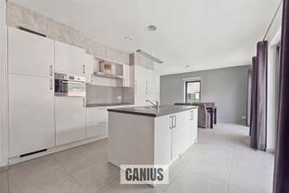 <p><span>LEUKE WONING MET 3 SLPKS NABIJ HET CENTRUM</span></p><p><span> </span></p><p><span>Op zoek naar een instapklare woning in Sint-Truiden? Deze energiezuinige woning maakt deel uit van Residentie Botanique en is gelegen in een rustige residentiële wijk net buiten het bruisende stadscentrum. Dankzij de vlotte bereikbaarheid en ligging nabij scholen, openbaar vervoer en winkels is dit een uitstekende keuze voor wie centraal maar toch rustig wil wonen. </span></p><p><span> </span></p><p><span>We betreden deze woning via de inkomhal waar we eveneens het gastentoilet terugvinden. Verderop vinden we de leefruimte met open keuken, eetkamer en aansluitende berging terug.</span></p><p><span> </span></p><p><span>Op de eerste verdieping treffen we een nachthal die toegang geeft tot de 3 slaapkamers en de badkamer.</span></p><p><span> </span></p><p><span>Verder beschikt deze woning over een terras, zolder, gemeenschappelijke fietsenstalling en een vaste parkeerplek in de ondergrondse parkeergarage.</span></p><p><span> </span></p><p><span>KORT SAMENGEVAT</span><span>:</span></p><p><span>Vraagprijs: € 379.000,00</span></p><p><span>Verkoop onder registratierechten (2% of 12%)</span></p><p><span>Parking inbegrepen in de prijs, mogelijkheid tot aankoop van een tweede parkeerplaats.</span></p><p><span> </span></p><p><span>Interesse om deze woning te bezoeken? Contacteer ons voor een afspraak: 078 78 30 39 – info@canius.be</span></p><p><span> </span></p><p><span>De vermelde oppervlaktes zijn slechts een indicatie. Canius Real Estate kan niet verantwoordelijk gesteld worden voor de juistheid van de door zijn verstrekte gegevens.</span></p><p><span> </span></p>