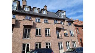 <p>Een mooi afgewerkt appartement op de eerste verdieping bestaande uit een woonkamer, ingerichte keuken, 2 slaapkamers, badkamer, wasplaats, ruim terras, overdekte autostaanplaats, lift.</p>