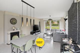 Zeer goed onderhouden en instapklare alleenstaande woning te huur in Aartrijke. Deze woning bevat een inkomhal met apart toilet, toegang tot de garage, leefruimte met zicht op de tuin, volledig ingerichte keuken met gezellige veranda. Op de eerste verdieping zijn er 3 slaapkamers en een badkamer met douche en bad. De woning is voorzien van een zolder die betreden kan worden via het zolderluik. De woning is voorzien van een aangelegde tuin en terras met tuinhuis. De woning is uitgerust met zonnepanelen. <br /><br />Huurprijs: €1.200/ maand - Centrale verwarming op aardgas - Onmiddellijk beschikbaar - - EPC: 228 kWh/ (m² jaar) - label C - Ref. OU28945.