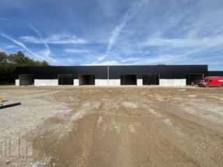 Uitstekend gelegen <strong>nieuwbouw KMO-unit </strong>van 329 m² te koop in Sint-Lievens-Houtem (Bavegem). De site geniet van een vlotte bereikbaarheid richting de E40 en de N42. Hierdoor zijn er vlotte verbindingen richting Aalst, Gent, Brussel en omliggende gemeenten.<br /><br />De <strong>casco </strong>KMO-units zijn opgebouwd uit een staalconstructie met een buitenschil bestaande uit een combinatie van geïsoleerde betonpanelen en sandwichpanelen. De loods, brandklasse C, heeft een vrije hoogte van +/- 6 meter en is toegankelijk via een automatische sectionale poort met een aparte toegangsdeur en is voorzien van polybetonvloer, lichtstraat met rookluik, branddetectie en individuele nutsleidingen (water, elektr. (32 A), data).<br /><br />Bovendien is er de mogelijkheid om buitenruimte aan te kopen tot 1.775 m². Ook <strong>andere oppervlaktes beschikbaar</strong>. Tal van activiteiten mogelijk: opslag, productie, atelier,...  Er is tevens ruime <strong>manoeuvreerruimte en parking</strong> voorzien op de site. Verwachte oplevering 2027.<br /><br />Heb je interesse of wil je meer informatie, zoals plannen of wil je graag een vrijblijvend plaatsbezoek? Aarzel dan niet om contact op te nemen met <strong>Gill </strong>via het nummer <strong>0477 06 30 30</strong>.