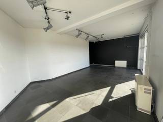 Een klein handelspand gelegen in Zeebrugge, met een uitstekende ligging nabij de jachthaven en een zuidelijke oriëntatie. Het pand is ideaal voor commerciële doeleinden, zoals een winkel of kantoor, en biedt een uitstekende zichtbaarheid en bereikbaarheid dankzij de nabijheid van de jachthaven.
Ben jij op zoek naar een handelspand? Contacteer sofie@keyimmo.be 0475/94 52 37 voor meer info.