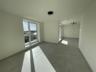 LEDE - Exclusief BEN-Duplexappartement in het centrum.<br /><br />Inschrijven voor het geplande bezoekmoment kan via onze website => www.immoderas.be<br /><br />Dit recente luxe-appartement situeert zich in een kleinschalige residentie, in de dorpskern van Lede. Verschillende kleinhandelszaken, het station, scholen, openbaar vervoer, sport &amp; recreatie zijn in de directe omgeving. Met de wagen bereik je vlot de E40.<br /><br />Het appartement omvat een open en lichtrijke leefruimte die door middel van een schakering in het ontwerp perfect valt onder te verdelen in een zithoek/salon &amp; eetplaats. Aansluitend is er de halfopen keuken die voorzien is van een vaatwasser, oven &amp; combi-oven, koelkast, diepvries, keramische kookplaat, voldoende opbergmogelijkheden.<br />De leefruimte geeft uit op een gezellig overdekt terras. Vanuit de leefruimte ga je via de nachthall met apart toilet, bergruimte en grote ingemaakte vestiaire naar de bovenverdieping. Hier beschikt het pand over 2 volwaardige slaapkamers, badkamer met inloopdouche en wastafel, een grote bergruimte met aansluitingen voor wasmachine &amp; droogkast.<br /><br />Het appartement wordt gekenmerkt door het gebruik van hoogwaardige, kwalitatieve materialen &amp; optimaal gebruik van de beschikbare ruimte door middel van inbouwkasten &amp; bergruimtes, alsook een sublieme graad van afwerking. Het pand werd volledig geschilderd en voorzien van armaturen.<br /><br />De 6 zonnepanelen, gecombineerd met de hoge graad van isolatie beperken het energieverbruik tot een minimum. Er is ook een goederenlift die boodschappen zonder enige moeite naar uw verdieping brengt.<br /><br />Staanplaats &amp; externe fietsenberging inbegrepen.<br /><br />AK: €50