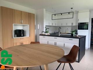 Het appartement heeft de volgende indeling: Men komt binnen via de inkomhal (tegels; 8m²) met apart toilet. Van hieruit kan men de ruime en lichtrijke living bereiken (tegels; 21m²) met de open ingerichte keuken (tegels, kasten, dampkap, inductiekookvuur, spoelbak, vaatwasser, koelkast, combi-oven en eethoek; 23m²). Achter de keuken is er nog een berging voorzien (tegels; 4m²). Verder beschikt het appartement over een wasplaats (tegels, lavabo, aansluiting wasmachine en droogkast, ingemaakte kasten; 5m²), een ingerichte badkamer (tegels, bad met douchemogelijkheid, aparte douche en dubbel lavabomeubel; 8m²) en 2 ruime slaapkamers (laminaat; 16m² en 14m²) waarvan 1 met aansluitende dressing. <br /><br />Vanuit de living en keuken kan men het overdekt terras bereiken (bankirai; 10m²). Achteraan is er een carport met tuinberging voorzien + een gemeenschappelijke tuin. <br /><br />Indien gewenst kan er achteraan het gebouw ook nog een afgesloten garage bij gehuurd worden aan € 50 per maand! <br /><br />- EPC = 143 kWh/m²<br />- CV = Aardgas<br />- Geen algemene onkosten!<br />- Vliegenramen voorzien alsook rolluiken in de slaapkamers en een sunscreen in de living!<br />- Geen huisdieren toegelaten!<br /><br />Voor bijkomende inlichtingen of een bezoek ter plaatse kan u steeds vrijblijvend contact opnemen met Immo S|P op het nummer 014/59.10.20. of via info@immosp.be.