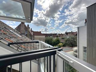 Dit prachtige dakappartement biedt een unieke woonervaring midden in het historische centrum van Brugge. Met zijn charmante uitstraling vormt dit appartement een ware parel. Het appartement beschikt over één ruime slaapkamer en een bijzondere troef: balkondakramen die een gevoel van buitenleven creëren en zorgen voor een overvloed aan natuurlijk licht.<br /><br />Na de nodige renovatie is dit een parel geworden in de Brugse binnenstad. De combinatie van klassieke elementen met moderne voorzieningen zorgt voor een bijzondere woonbeleving. <br /><br />Indeling: <br />Tweede verdieping:<br />- Leefruimte met open keuken (34 m²) voorzien van koelkast met diepvriesvakje, kookplaat, dampkap, dubbele spoelbak en vaatwasser <br />- Apart toilet <br />- Badkamer (4 m²) voorzien van douche en lavabo <br />- Berging (3,5 m²) met aansluiting wasmachine <br />- Slaapkamer (13 m²)<br />- Nachthal (3,5 m²)<br /><br />Algemeen: <br />- Huurprijs: € 800,00/maand<br />- Provisie gemeenschappelijke kosten: € 100,00/maand<br />- Autostaanplaats optioneel bij te huren: € 150,00/maand <br />- Beschikbaar vanaf: 01/12/2026<br /><br />De snelste manier om een bezoek te brengen aan dit pand? Vraag je bezoek aan via de roze knop op onze website (www.dewaele.com) en je wordt gecontacteerd door onze verhuurexpert Broes.<br /><br />Telefonisch kunnen er geen afspraken gemaakt worden. Bij andere vragen kun je ons telefonisch contacteren via 050 444 999.