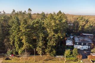 Kenmerken:
Type: Bouwgrond met bosgrond
Prijs: € 445.000
Locatie: Waterstraat 367A, 2970 SCHILDE
Oppervlakte: 5.369 m²
Maximale bouwzone: 250 m²
Beschrijving:
Unieke bouwgrond van 5.369 m² gelegen in Schilde.
Het linker lot - LOT 1 - is een prachtige villagrond van 27,65 m breed aan de straatkant.
Bouwvoorschriften:
LOT 1 is 2.808 m² hier is toelating voor een open bebouwing met een maximum bebouwbare oppervlakte van 250 m².
LOT 3 is 2.561 m² bosgrond dat uitkomt aan het natuurdomein.
Stedenbouwkundige inlichtingen kunnen bij ons op kantoor ingelezen worden.
Heeft u interesse in deze prachtige grond?
Aarzel dan niet om ons kantoor te contacteren
Omgeving:
De bouwgrond is gelegen dichtbij de toegang tot Antwerpen en Nederland.
Contact: 03-320.26.50 - info@century21vyta.be