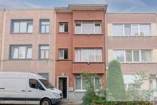<p>Une rue calme au cœur d'Anvers. Le Seefhoek. C'est là que vous trouverez cet immeuble de rapport très rentable. Il comprend plusieurs logements, chacun doté d'une chambre, d'une salle de bains, d'un salon, d'une cuisine et d'un débarras. Au sous-sol, chaque résident dispose en outre d'un débarras fermé à clé. Un certificat de performance énergétique (CPE) des parties communes a été établi le 01/10/2026, sous le numéro : 3966369-GD-1, tandis que le rez-de-chaussée et le premier étage disposent d’un PEB portant le numéro 3779901-RES-2, établi le 02/10/2026 avec une classe énergétique B (190 kWh/m² par an). L'ensemble est loué et génère un beau rendement. Tous les locaux sont bien entretenus par les locataires et vous avez donc, en tant que nouveau propriétaire, l'esprit tranquille grâce à ces baux en cours. Cela vous intéresse ? Appelez Vlimma Vastgoed au 0494.12.01.01, également disponible à tout moment pour des estimations gratuites et sans engagement de votre bien immobilier.</p>