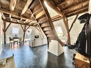 Een mega gezellige duplex, met 3 slaapkamers gelegen in het centrum van Mechelen, biedt een uitstekende ligging nabij openbaar vervoer, winkels...