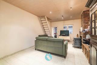 Deze woning is uitstekend gelegen in een rustige straat aan de Muide met in de directe omgeving een speeltuin en voetbalclub.<br />Op wandelafstand vindt u een bus- en tramhalte die u direct naar het centrum van Gent brengen.<br /><br />De woning is direct bewoonbaar maar is onderhevig aan de renovatieplicht (label F).<br />Er is beperkte dakisolatie aanwezig maar dit kon niet worden aangetoond.<br />Mits het uitbreiden van de huidige dakisolatie en het vernieuwen van de verwarmingsinstallatie brengt u het label naar C.<br /><br /><u><strong>Indeling:</strong></u><br />Inkomhal, leefruimte, keuken, badkamer met toilet, ligbad en lavabo, overdekt koertje.<br />Op het eerste en tweede verdiep vindt u telkens twee ruime slaapkamers, dus maar liefst 4 in totaal!<br />Mits het plaatsen van een vaste trap kan de zolder als vijfde kamer dienst doen.<br /><br />Heeft u interesse in deze woning?<br />Leg snel uw bezoek vast via 0498/45.30.15 of mail naar kurt@vastgoeddevos.be.