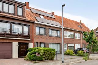<p>Bent u op zoek naar een verzorgde woning met een praktische indeling, een aangename tuin én de luxe van twee garageboxen? Dan is deze woning beslist een bezoek waard!</p>
<p>Via de inkomhal met gastentoilet betreedt u de gezellige leefruimte met open keuken. De open indeling zorgt voor een aangename woonbeleving en vormt het hart van de woning. Bovendien biedt het perceel nog mogelijkheden om het gelijkvloers verder uit te breiden, waardoor u de woning in de toekomst nog beter kunt afstemmen op uw woonwensen.</p>
<p>Achteraan geniet u van een volledig afgesloten en onderhoudsvriendelijke tuin met terras. Een ideale plek om in alle privacy te ontspannen of gezellig te tafelen met familie en vrienden.</p>
<p>Op de eerste verdieping bevinden zich twee slaapkamers, waarvan één met een ruime ensuite dressing. Deze dressing was oorspronkelijk een extra slaapkamer en kan desgewenst opnieuw als dusdanig worden ingericht. Verder vindt u op deze verdieping een badkamer en een aparte wasplaats.</p>
<p>Via een vaste trap bereikt u de afgewerkte zolderverdieping, momenteel ingericht als hobbyruimte en extra slaapkamer. Dankzij de beschikbare oppervlakte kan deze verdieping eventueel worden opgedeeld in twee afzonderlijke (slaap)kamers.</p>
<p>Een bijzonder sterke troef zijn de twee achterliggende garageboxen met eigen oprit. Naast comfortabele parkeergelegenheid bieden ze ook extra bergruimte voor fietsen, hobbymateriaal of gereedschap.</p>
<p>Ook technisch zit u goed: ondanks de elektrische verwarming geldt er <strong>geen renovatieverplichting</strong> en het pand is bovendien <strong>asbestveilig</strong>.</p>
<p><strong>Troeven:</strong></p>
<ul>
<li>Instapklare gezinswoning</li>
<li>Mogelijkheid tot uitbreiding van het gelijkvloers</li>
<li>Onderhoudsvriendelijke, afgesloten tuin</li>
<li>Ruim terras</li>
<li>Gezellige leefruimte met open keuken</li>
<li>2 slaapkamers + dressing (mogelijkheid tot extra slaapkamer)</li>
<li>Afgewerkte zolder met potentieel voor 2 bijkomende kamers</li>
<li>Aparte wasplaats</li>
<li>2 garageboxen met eigen oprit</li>
<li>Geen renovatieverplichting</li>
<li>Asbestveilig</li>
</ul>
<p>Een woning die comfort, functionaliteit en toekomstmogelijkheden combineert met de zeldzame meerwaarde van twee garageboxen. Contacteer ons voor een bezoek en ontdek zelf de mogelijkheden van deze interessante eigendom.<br /><br />Opgelet ! Bewoonbare oppervlakte is zonder garages en tuinberging</p>