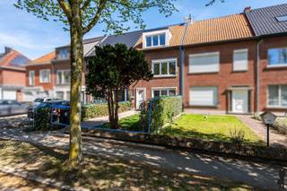 <p><strong>Luxueus gerenoveerde gezinswoning (±210 m²) met 5 slaapkamers, 2 badkamers en zonnige tuin in de gegeerde Elsdonkwijk</strong></p>
<p>Op een absolute toplocatie in de Elsdonkwijk, één van de meest gegeerde buurten van Edegem, bevindt zich deze <strong>instapklare en energiezuinige woning</strong>. Hier woon je in alle rust, in een kindvriendelijke omgeving, met scholen, winkels en verbindingswegen vlakbij.</p>
<p>Deze woning werd <strong>totaal gerenoveerd met oog voor detail en kwaliteit</strong>, en combineert een warme, luxueuze uitstraling met hedendaags comfort.</p>
<p><strong>Troeven<br /></strong>- Energiezuinig (EPC B)<br />- ±210 m² bewoonbare oppervlakte<br />- 5 slaapkamers<br />- 2 stijlvolle badkamers<br />- Lichtrijke leefruimte met lichtkoepel en grote raampartijen<br />- Zonnige, oost-georiënteerde tuin<br />- Diepe voortuin (12m)<br />- Hoogwaardige materialen (Hongaarse punt, visgraat parket, stalen deuren, notelaar keuken)<br />- Recente totaalrenovatie (o.a. uitbouw, dakkapel, technieken)<br />- Rolluiken</p>
<p><strong>Ligging<br /></strong>Gelegen in de gegeerde Elsdonkwijk, een rustige en residentiële buurt in de Antwerpse Zuidrand. Vlotte verbinding naar Antwerpen en Brussel, en alle voorzieningen in de onmiddellijke omgeving maken dit de ideale gezinswoning.</p>
<p><strong>Indeling<br /></strong><strong>Gelijkvloerse verdieping (±102 m²)</strong><br />Ruime inkomhal met gastentoilet. Via elegante stalen deuren betreed je de indrukwekkende leefruimte op visgraat parket (doorgetrokken over heel de gelijksvloer), waar licht en ruimte centraal staan dankzij de lichtkoepel en grote raampartijen.<br />De open keuken in notelaar is volledig uitgerust en sluit naadloos aan op de eetplaats, met directe toegang en zicht op de tuin via de grote schuiframen. Een ideale plek om te ontspannen of gasten te ontvangen.</p>
<p><strong>Eerste verdieping (±54 m²)</strong><br />Nachthal met twee ruime slaapkamers (±16 m²) en een derde kamer (±8 m²).<br />De eerste badkamer is luxueus afgewerkt en voorzien van inloopdouche, ligbad, dubbele wastafel en toilet.</p>
<p><strong>Tweede verdieping (±54 m²)</strong><br />Twee bijkomende ruime slaapkamers (±16 m²) en een tweede badkamer met douche, lavabo en toilet.</p>
<p><strong>Interesse?</strong><br />Plan dan zo spoedig mogelijk een bezoek in op één van onze kijkmomenten!</p>