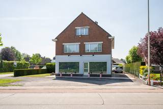 TE KOOP in de PINTE aan de Polderdreef 123<br /><br />Handelspand met woonst, zeer goed gelegen nabij de N60 en E17 en op 1.5 km van het centrum van De Pinte.<br /><br />OP HET GELIJKVLOERS :<br />Inkom die toegang geeft tot de toonzaal en werkplaats.<br />Achter de trap is er ook nog een kleine kelder.<br />Vanuit de toonzaal kan men ook nog een bureau betreden.<br />achteraan is er ook nog een bergplaats + inpandige garage<br /><br />OP HET VERDIEP :<br />Via de inkom kan men zowel de badkamer als slaapkamer als living betreden. Via de living komt men in de keuken. Via de traphal kan men het ruime aangename terras betreden.<br /><br />OP HET 2E VERDIEP :<br />Via de traphal komt men op het 2e verdiep waar zich 3 slaapkamers bevinden + berging.<br /><br />TUIN :<br />Vooraan is er parkeergelegenheid voldoende om verschillende wagens te parkeren wat een pluspunt is voor de handelszaak.<br />Totale oppervlakte van de tuin is 902m2.<br /><br />Interesse?<br /><br />Voor meer informatie of een bezoek:<br /><br />📞 0473/300 700 - Stefaan<br />📧 Stefaan@speybroeck.be<br />🌐 Speybroeck Vastgoed