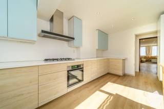 Centraal gelegen in De Panne bevindt zich deze <strong>ruime, op te frissen</strong> <strong>eigendom</strong>, bestaande uit een handelsruimte op het gelijkvloers en een ruim appartement op de bovenliggende verdiepingen. Een pand met heel wat potentieel voor wie wonen en werken wil combineren of op zoek is naar een veelzijdige eigendom op een centrale ligging.<br /><br /><strong>Indeling</strong><br /><br /><strong>Gelijkvloers – handelsruimte</strong>
<ul>
<li>Inkomhal</li>
<li>Handelsruimte met diverse mogelijkheden</li>
<li>Meerdere stockage- en bergruimtes</li>
<li>Paskamers</li>
<li>Apart toilet</li>
<li>Bijkeuken achteraan</li>
</ul>
<strong>Eerste verdieping</strong>
<ul>
<li>Zeer ruime en lichtrijke leefruimte met spots en veel raampartijen</li>
<li>Eetplaats met diverse kastruimtes</li>
<li>Apart toilet</li>
<li>Ruime, vernieuwde keuken</li>
<li>Aangrenzende koer, ingericht als gezellig stadstuintje</li>
</ul>
<strong>Tweede verdieping</strong>
<ul>
<li>Ruime badkamer met groot ligbad en grote inloopdouche</li>
<li>Lavabo en voorziening voor wasmachine</li>
<li>3 slaapkamers, waarvan één met veel kastruimte, één zeer ruime slaapkamer en één slaapkamer met aangrenzend terrasje</li>
</ul>
<strong>Zolderruimte / extra slaapkamer</strong><br /><br />De eigendom is<strong> op te frissen,</strong> maar verschillende renovatiewerken werden reeds uitgevoerd. Zo werd d<strong>e keuken vernieuwd, isolatie aangebracht en werden bepaalde delen van het dak vernieuwd.</strong><br /><br />Dankzij de royale ruimtes, de centrale ligging en de combinatie van woon- en handelsruimte biedt deze eigendom <strong>tal van mogelijkheden.</strong><br /><br /><strong>EPC appartement: C<br />EPC handelsruimte: E</strong><br /><br />Bent u op zoek naar een <strong>ruime eigendom met commerciële mogelijkheden in het hart van De Panne</strong>? Dan is dit pand zeker een bezoek waard. Ontdek zelf de ruimte en het potentieel dat deze eigendom te bieden heeft en plan vandaag nog uw bezoek!