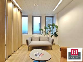 In het hart van de wijk LOUISE, in een onlangs gerenoveerd luxe gebouw, presenteren we dit prachtige privékantoor in een prachtige co-working...