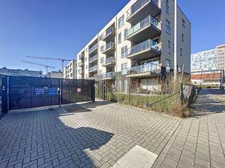 In de ondergrondse parking van de residentie Bellevuekaai is deze autostaanplaats te huur. Voor slechts 75,00 euro per maand hoeft u niet langer...