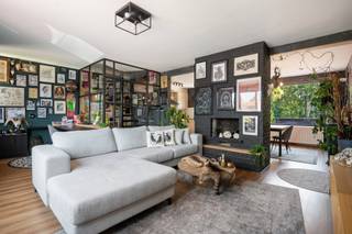 Bent u op zoek naar een instapklare, energiezuinige woning met extra ruimte voor kangoeroewonen, een vrij beroep of thuiswerk? Dan zal deze volledig gerenoveerde bel-etagewoning u ongetwijfeld verrassen.<br /><br />Deze ruime gezinswoning, oorspronkelijk gebouwd in 1975, werd sinds 2021 grondig gerenoveerd waarbij zowel het wooncomfort als de energieprestaties sterk werden verbeterd. Dankzij de doorgedreven isolatiewerken behaalt de woning een EPC-label B (129 kWh/m²/jaar).<br /><br />Op het gelijkvloers bevinden zich de inkomhal, een inpandige garage met praktische ingemaakte kasten én een volledig ingerichte aparte studio met leefruimte, open keuken, slaapkamer, bureau en moderne badkamer. Deze multifunctionele ruimte leent zich perfect voor kangoeroewonen, een praktijk of kantoor aan huis, een zelfstandige woonunit, hobbyruimte of gastenverblijf.<br /><br />De eerste verdieping biedt een ruime en bijzonder lichtrijke leefruimte met grote raampartijen en een open keuken die naadloos aansluit op de eetplaats. Vanuit de leefruimte heeft u rechtstreeks toegang tot het zonnige dakterras, waar u in alle rust geniet van het uitzicht op het omliggende groen.<br /><br />Op de tweede verdieping bevinden zich drie volwaardige slaapkamers en een stijlvolle badkamer, afgewerkt met kwalitatieve en duurzame materialen. Via een uittrekbare trap bereikt u bovendien de ruime zolderberging.<br /><br />De woning is gelegen in een rustige doodlopende straat, ideaal tussen het centrum van Kapellen en Kapellen-Putte. Winkels, scholen, openbaar vervoer en het treinstation bevinden zich op korte afstand. Ook natuurliefhebbers komen hier volop aan hun trekken dankzij de nabijheid van het Ertbrandbos en de Kalmthoutse Heide.<br /><br />Een instapklare woning die ruimte, comfort, energiezuinigheid en veelzijdigheid moeiteloos combineert. Ideaal voor gezinnen, zelfstandigen of wie op zoek is naar een woning met extra woonmogelijkheden.