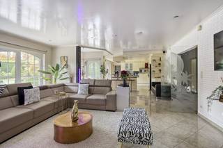 Are you looking for the ideal balance between peace and urban proximity? This exceptional, well-maintained Spanish-style single-storey villa...