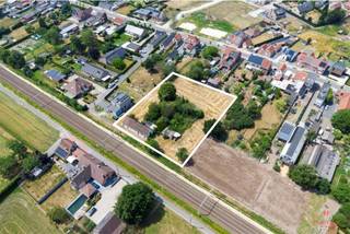 Unieke bouwkans op 3.433 m² in het hart van Zulte!  * Bijzondere ligging in de tweede bouwzone, met een bestaande woning die je naar eigen wens kan...