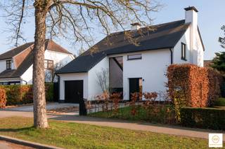 <p><span>MODERNE GEZINSWONING IN EDEGEM/ELSDONK - 205M² HEDENDAAGS WONEN</span></p><p><span>Welkom in deze prachtige, moderne woning in de rustige wijk Elsdonk. Deze uitzonderlijk ontworpen gezinswoning biedt 205 vierkante meter fraai ingerichte woonruimte verdeeld over vijf mooie slaapkamers, de perfecte oplossing voor grote gezinnen.</span></p><p><span> </span></p><p><span>ARCHITECTONISCHE UITMUNTENDHEID EN DESIGN</span></p><p><span>Deze opvallende woning heeft een verfijnde, moderne uitstraling met strakke witte gevels, donkere accenten en elegante proporties die ze laten opvallen in de woonomgeving. De woning is voorzien van hoogwaardige architectonische details, waaronder grote ramen van vloer tot plafond, naadloos geïntegreerde binnen- en buitenruimtes en doordacht ontworpen overdekte buitenruimtes met houten plafondafwerking. De woning werd recent volledig vernieuwd door SCONE ARCHITECTS.</span></p><p><span> </span></p><p><span>INTERIEUR EN INDELING</span></p><p><span>Het interieur kenmerkt zich door een magnifiek open woonconcept met hoge plafonds en veel natuurlijk licht. Het hart van de woning wordt gevormd door een moderne keuken met minimalistische witte kasten, natuurlijke houten accenten en een opvallend kookeiland  Hoogwaardige roestvrijstalen apparaten, waaronder ingebouwde ovens en een gaskookplaat, zorgen voor modern comfort en stijl. De verfijnde keuken loopt naadloos over in de ruime eet- en woonkamer met aansluitend een cousy zitput.</span></p><p><span>De woonruimtes beschikken over zitjes met verschillende niveaus, ingebouwde open haarden en grote schuifdeuren van glas die een vloeiende verbinding creëren tussen binnen- en buitenruimte. Diverse kamers profiteren van op maat gemaakte inbouwplanken en opbergoplossingen die de functionaliteit maximaliseren met behoud van een elegante uitstraling.</span></p><p><span> </span></p><p><span>SLAAPKAMERS EN PRIVÉRUIMTES</span></p><p><span>De woning omvat vijf goed ingerichte slaapkamers, zorgvuldig verdeeld over het pand. De hoofdslaapkamer heeft een eigen badkamer, inbouwkasten met hoogwaardige afwerking en uitzicht op de tuin. De overige slaapkamers bieden veel natuurlijk licht en praktische opbergruimte, ideaal voor gezinnen, gasten of een thuiskantoor.</span></p><p><span> </span></p><p><span>BUITENLEVEN</span></p><p><span>De woning beschikt over uitzonderlijke buitenruimtes, waaronder een zorgvuldig onderhouden tuin met volwassen beplanting en decoratieve planten. Luxe overdekte terrassen met stijlvolle houten pergola's bieden ideale plekken om te entertainen en te ontspannen in de buitenlucht, het hele jaar door. De buitenruimte is voorzien van een open haard, waardoor ze een uitnodigende verlenging van de woonruimte vormen.</span></p><p><span> </span></p><p><span>HEDENDAAGSE AFWERKING</span></p><p><span>In de hele woning zult u de hoogwaardige materialen waarderen, waaronder gepolijste betonnen vloeren, Mortex, moderne verlichting en een verfijnd kleurenpalet dat helder wit combineert met warme houttinten. Elk detail weerspiegelt zorgvuldige aandacht voor moderne ontwerpprincipes en kwaliteitsconstructie.</span></p><p><span> </span></p><p><span>Deze uitzonderlijke woning in Edegem biedt een zeldzame kans om een eigentijdse gezinswoning te verwerven die een verfijnd ontwerp, mooie afmetingen en praktische </span><span>functionaliteit naadloos combineert voor veeleisende huiseigenaren die op zoek zijn naar modern wonen op zijn best op een topligging in de Elsdonkwijk.</span></p><p><span> </span></p>