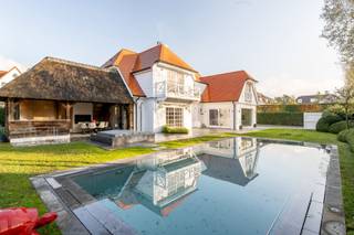 EXCLUSIEVE, INSTAPKLARE EN VOLLEDIG GEMEUBELDE VILLA MET 5 SLAAPKAMERS, ZWEMBAD EN DUBBELE GARAGE – RUSTIG GELEGEN NABIJ HET ZOUTEOp een bijzonder...