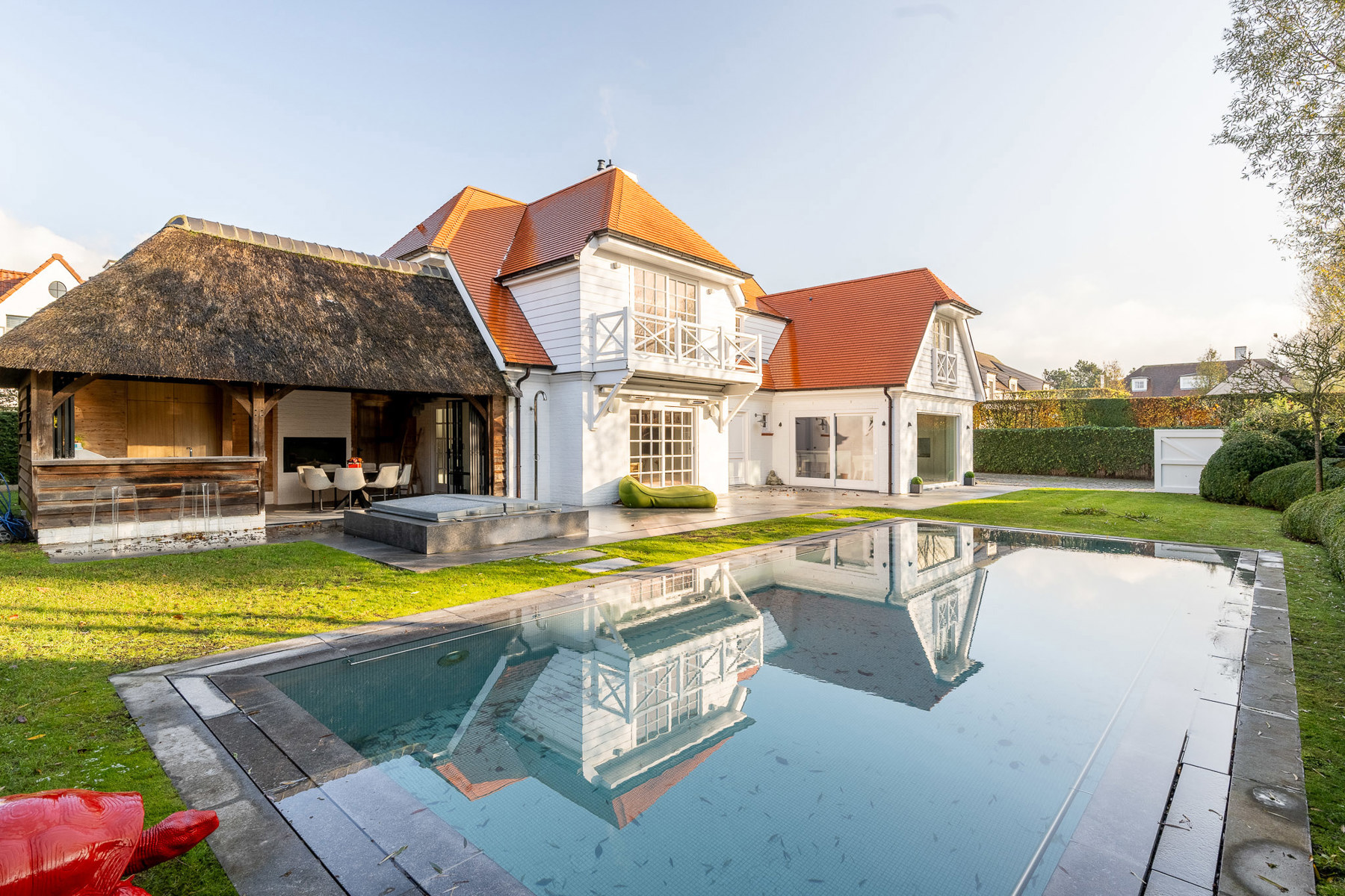 Exclusieve instapklare villa met 5 slaapkamers, zwembad en dubbele garage vlak bij het Zoute - foto 1