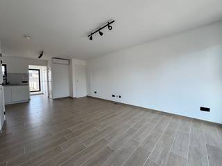 Dit volledig vernieuwd en energiezuinig appartement bestaat uit: living - keuken - wasplaats - toilet - badkamer - groot terras - 2...
