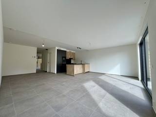 Dit prachtig nieuwbouwappartement is gelegen op de gelijkvloerse verdieping van een klassevol wooncomplex opgetrokken met zeer kwalitatieve...