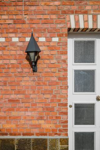 <strong>Ligging</strong><br /><br />Rustig gelegen in de Brouwerijstraat te Kruishoutem, geniet deze woning van een vlotte bereikbaarheid en een centrale ligging op <strong>wandelafstand van het centrum</strong>.<br /><br /><strong>Indeling<br /><br /></strong>De woning omvat een uitnodigende inkomhal met gastentoilet, een sfeervolle woonkamer met gashaard, een praktische keuken met toegang tot de buitenruimte en een afzonderlijke eetruimte met gezellige zithoek. Een bergruimte vervolledigt het gelijkvloers. De bovenverdieping beschikt over drie slaapkamers en een badkamer met lavabo en ligbad.<br /><br /><strong>Troeven<br /><br /></strong>* Rustige en residentiële ligging<br />* Privatieve parking<br />* <strong>Ruime, diepe tuin met prachtig open uitzicht<br /></strong>* Mogelijkheid tot een <strong>vierde slaapkamer</strong> op de zolderverdieping<br /><br />Voor inlichtingen en/of bezoek, bel Guillaume Delbecque <strong>0472 25 70 76<br /><br /></strong>EPC-label F – renovatieverplichting: de koper is verplicht de woning binnen 6 jaar na aankoop te renoveren tot minimaal EPC-label D.<strong><br /></strong>