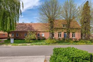 Deze charmante authentieke langgevelhoeve is rustig gelegen op een perceel van 1.525m²De zolder en de aangrenzende stal hebben de mogelijkheid het...