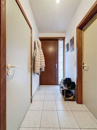 Halfopen woning met garageGelijkvloers:inkomhal, apart toilet, ruime woonkamer met open, ingerichte keuken, grote garage met toegang tot de...