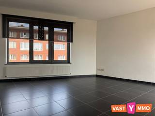 <p><span>Ruim en energiezuinig appartement op de 2e verdieping (geen lift) gelegen in een kleine en rustige residentie op een centrale locatie in Merksem. Winkels en openbaar vervoer bevinden zich op korte wandelafstand. </span></p><p><span> </span></p><p><span>Indeling: </span></p><p><span>Leefruimte (20m²) met toegang tot het terras. Aparte eetkamer met open keuken (samen 22m²) ingericht met een elektrische kookplaat, dampkamp, koelkast met vriesvak en dubbele spoelbak. Verder een nachthal met apart toilet, een wasplaats met de nodige aansluitingen, 2 ruime slaapkamers (13m² en 10m²) en de badkamer voorzien van een inloopdouche en een lavabo in meubel. </span></p><p><span> </span></p><p><span>Terras: </span></p><p><span>Gezellig ingesloten terras (4m²) op het zuiden. </span></p><p><span> </span></p><p><span>Extra: </span></p><p><span>Inclusief een garage (ingang langs Moeshofstraat), voorzien van elektriciteit - Gezamenlijke fietsenberging </span></p><p><span>GEEN vaste kosten! </span></p><p><span>Onmiddellijk beschikbaar</span></p>
