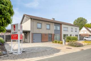 Bent u op zoek naar een ruime gezinswoning in een rustige buurt? Dan is deze halfopen bebouwing in de Mimosastraat 45 te Aalst zeker een bezoek waard.<br /><br />Met een bewoonbare oppervlakte van 208 m² op een perceel van 510 m² biedt deze woning heel wat ruimte voor een gezin. Op het gelijkvloers bevindt zich een ruime leefruimte met veel natuurlijke lichtinval, aansluitend op de volledig geïnstalleerde keuken. Vanuit de leefruimte heeft u toegang tot het terras en de zuidgerichte tuin.<br /><br />Op de eerste verdieping vindt u drie ruime slaapkamers en een badkamer. Daarnaast beschikt de woning over een inpandige garage en een carport. Op de oprit is bovendien voldoende parkeergelegenheid voorzien.<br /><br />De woning is gelegen in een rustige, residentiële wijk met scholen, winkels, openbaar vervoer en belangrijke invalswegen op korte afstand.<br /><br />Troeven van deze woning<br />Halfopen bebouwing<br />208 m² bewoonbare oppervlakte<br />Perceel van 510 m²<br />Zuidgerichte tuin<br />Ruime leefruimte met veel lichtinval<br />Volledig geïnstalleerde keuken<br />3 slaapkamers<br />Inpandige garage en carport<br />Voldoende parkeergelegenheid op eigen terrein<br />Conforme elektrische installatie<br />Dubbele beglazing en dakisolatie<br />Centrale verwarming op aardgas en pelletkachel<br />Rustige ligging nabij winkels, scholen en openbaar vervoer<br /><br />Bent u op zoek naar een instapklare, ruime gezinswoning met tal van mogelijkheden en uitstekende parkeervoorzieningen op een rustige locatie in Aalst? <br /><br />Contacteer ons vandaag nog via www.albert.immo of kristof.de.clercq@albert.immo voor meer informatie of een bezoek.