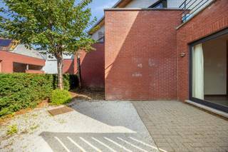 Modern Appartement met 2 Slaapkamers, ruim terras en overdekte autostaanplaats in Sint-Amandsberg
Ontdek dit prachtige, jong appartement in het hart van Sint-Amandsberg. Deze moderne woning biedt alles wat u nodig heeft voor comfortabel en stijlvol wonen.
2 Slaapkamers: Ruime kamers, perfect voor een jong gezin, stel of als thuiskantoor. Leuk Terras: Geniet van zonnige dagen en gezellige avonden op het ruime terras, ideaal voor ontspanning en buiteneten.
2 Overdekte Autostaanplaatsen: Nooit meer zorgen over parkeerplaatsen met twee veilige en gemakkelijk toegankelijke overdekte parkeerplaatsen. De moderne open keuken is volledig uitgerust met hoogwaardige apparatuur en biedt een perfecte ruimte voor culinaire creaties en gezellige diners. De ruime woonkamer met grote ramen zorgt voor veel natuurlijk licht en een uitnodigende sfeer. Recent Gebouwd: Dit appartement maakt deel uit van een kleine residentie en is gebouwd met oog voor detail en kwaliteit, wat zorgt voor een moderne en onderhoudsvriendelijke woning.
Een vredige woonomgeving met gemakkelijke toegang tot alle voorzieningen van Sint-Amandsberg. Winkels, scholen, openbaar vervoer en recreatiemogelijkheden zijn allemaal binnen handbereik.
Laat deze unieke kans niet aan u voorbijgaan. Maak snel online een afspraak voor een bezichtiging en ervaar zelf de vele voordelen van dit prachtige appartement.
Exclusief te koop aangeboden via de Oximo online verkoopsprocedure. Voor registratie en aanvaarding van de verkoopsvoorwaarden zie www.oximo.be.