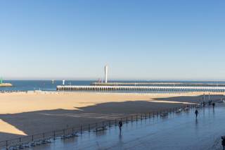 APPARTEMENT D’ANGLE SPACIEUX AVEC SUPERBE VUE SUR MER SUR LA DIGUE ALBERT IER<br />Dans la résidence de standing Majestic, à l’angle de la digue Albert Ier et de la rue Louise, se trouve ce magnifique appartement d’angle au deuxième étage. Le vaste séjour, très lumineux, offre une vue imprenable sur la mer. Le parquet et le caractère classique de l’immeuble confèrent une élégance intemporelle.<br />La cuisine séparée est entièrement équipée. L’appartement comprend également deux grandes chambres, une salle de bains avec baignoire et douche, ainsi qu’un toilette séparé. Une cave privative et un local à vélos complètent l’ensemble.
<ul>
	<li>Superficie: 140 m²</li>
	<li>Résidence de standing avec superbe vue sur mer</li>
	<li>Provisions pour charges, chauffage et eau: 150 €/mois</li>
	<li>PEB: …</li>
</ul>