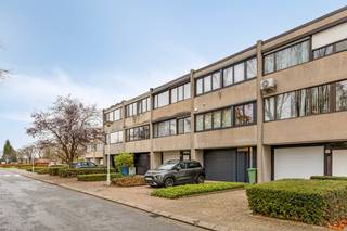 In de gegeerde wijk 'Langbaanvelden' ligt deze te renoveren bel-étagewoning bestaande uit: oprit voor 1 wagen, inpandige garage,  grote inkomhal...