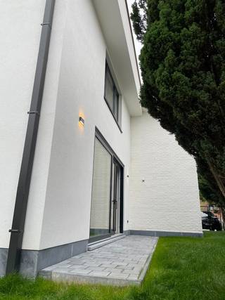 Deze woning is van A tot Z, zowel binnen als buiten tot in puntjes afgewerkt waardoor deze perfect instapklaar is! Werkelijk het gehele gebouw...