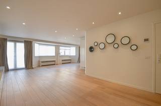 Topaanbieding – Uitzonderlijk ruim appartement gelegen in een stijlvolle residentie<br />Ontdek dit uitzonderlijk appartement, gelegen in een elegante residentie. Dit pand onderscheidt zich door zijn royale volumes, uitstekende ligging, hoogwaardige afwerking en een indrukwekkende gevelbreedte van ca. 10 meter. Bovendien geniet u van meerdere zonnige terrasjes, wat het wooncomfort compleet maakt.<br />Indeling:<br />Ruime inkomhal met gastentoilet en tal van ingemaakte kasten. De bijzonder ruime leefruimte afgewerkt met een massieve eiken parketvloer baadt in het licht en omvat een sfeervol salon met maatkasten en een gezellige gashaard. De open, volledig geïnstalleerde keuken is voorzien van alle hedendaags comfort, waaronder een Quooker-kraan, wijnfrigo, combi-oven en een Falcon fornuis. Vooraan bevinden zich twee aangename terrasjes.<br />Verder is er een aparte berging/wasplaats.<br />De master suite beschikt over ingemaakte kasten, een aparte dressing en een stijlvolle badkamer. De slaapkamer geeft rechtstreeks uit op het terras achteraan.<br />Tweede volwaardige slaapkamer. Aparte douchekamer.<br />De derde slaapkamer is bijzonder praktisch ingericht met een uitklapbaar stapelbed én een uitklapbaar dubbel bed, en beschikt over een aanpalende badkamer. Beide kamers geven uit op het tweede terras achteraan.<br />Dit appartement is een absolute aanrader dankzij de kwalitatieve afwerking, de uitzonderlijke ruimtes en het doordachte ontwerp.<br />Inclusief twee privatieve kelders in de residentie en fietshaken.