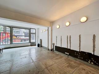 Bruxelles (Quartier Canal/Yser) - Dewaele vous propose ce superbe rez-de-chaussée commercial niché dans un immeuble de caractère datant de 1924...