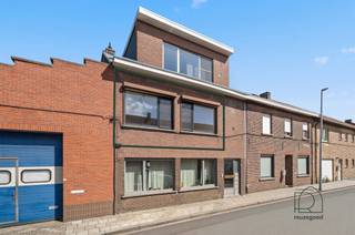 <p><span>Instapklaar appartement met 2 slaapkamers op toplocatie in Wijgmaal</span></p><p><span>Op zoek naar een </span><span>instapklaar appartement zonder zorgen</span><span>, met lage kosten en een interessante ligging? Dan is dit volledig gerenoveerde appartement op de eerste verdieping van een kleinschalig gebouw absoluut het ontdekken waard.</span></p><p><span>Het appartement beschikt over een </span><span>frisse, moderne uitstraling</span><span> en werd recent volledig gerenoveerd. Je vindt er onder andere </span><span>twee slaapkamers</span><span> en een </span><span>vernieuwde badkamer met inloopdouche</span><span>. Dankzij het </span><span>goede EPC</span><span>, de </span><span>conforme elektrische keuring</span><span> en het feit dat er </span><span>geen asbest aanwezig is</span><span>, hoef je je de komende jaren weinig zorgen te maken.</span></p><p><span>Een grote troef is het </span><span>kleinschalige gebouw</span><span>. Hierdoor blijven de gemeenschappelijke kosten bijzonder laag en zijn er </span><span>geen maandelijkse kosten</span><span>. Ideaal voor wie betaalbaar en zorgeloos wil wonen.</span></p><p><span>Ook de ligging is een absolute plus. Het appartement bevindt zich </span><span>vlakbij het station van Wijgmaal</span><span>, waardoor Leuven en andere steden vlot bereikbaar zijn. Het centrum van </span><span>Leuven ligt op fietsafstand</span><span>, terwijl je ook het centrum van Wijgmaal gemakkelijk te voet bereikt. Winkels, voorzieningen en openbaar vervoer zijn dus allemaal binnen handbereik.</span></p><p><span>Dit appartement is dan ook </span><span>ideaal als eerste woning</span><span> voor wie op zoek is naar een comfortabele thuis zonder al te veel zorgen. Maar ook voor investeerders is dit een interessante opportuniteit: dankzij de recente renovatie kan je het appartement </span><span>zonder grote bijkomende investeringen verhuren</span><span>, wat ruimte biedt voor een mooi rendement.</span></p><p><span>Kortom: een gerenoveerd appartement met twee slaapkamers, lage kosten, een uitstekende bereikbaarheid en interessante mogelijkheden voor zowel eigen bewoning als investering.</span></p><p><span>Interesse om dit appartement zelf te ontdekken?<br />Neem dan contact op met </span><span>ReuzeGoed</span><span> voor een bezoek via <span>welkom@reuzegoed.be</span></span><span> of via 0470 11 56 80</span></p>
