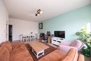 <p><span><strong>Instapklaar en Gerenoveerd Appartement met 3 Slaapkamers nabij het Centrum van Antwerpen</strong></span></p><p> </p><p><span>In een verzorgd, kleinschalig gebouw met slechts drie wooneenheden, vind je dit lichtrijk en instapklaar appartement op de eerste verdieping. De woning werd grondig gerenoveerd en is ideaal voor wie op zoek is naar een investering of een eerste woning zonder renovatiezorgen.</span></p><p><span>Je komt binnen in de gezellige leefruimte met laminaatvloer, die aansluit op de volledig geïnstalleerde keuken. Verder zijn er drie comfortabele slaapkamers, een moderne badkamer met ligbad en toilet en een zonnig terras.</span></p><p><br /><span>Het appartement bevindt zich op een toplocatie vlakbij het centrum van Antwerpen. Openbaar vervoer is bijzonder vlot: de tramhalte ligt pal voor de deur. Ook winkels, scholen en invalswegen zijn in de onmiddellijke omgeving aanwezig, wat het zowel voor eigen bewoning als verhuur erg interessant maakt.</span></p><p> </p><p><span><strong>TROEVEN</strong></span></p><p><span>+ Kleinschalig en rustig gebouw</span></p><p><span>+ Instapklaar en volledig gerenoveerd</span></p><p><span>+ 3 volwaardige slaapkamers met terras</span></p><p><span>+ Geïnstalleerde keuken en moderne badkamer</span></p><p><span>+ Tramhalte voor de deur</span></p><p><span>+ Interessant als opbrengsteigendom</span></p><br /><p><span>Stedenbouwkundig uittreksel in aanvraag.</span></p>