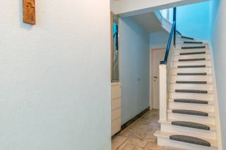 Een uitstekend gelegen opbrengsteigendom bestaande uit 2 appartementen, <br />garage, kelders en tuin. <br />Op het gelijkvloers: inkomhal, ruime garage (8.00m x 5.35m), 4 kelders, wasplaats, terras (17.00m²) en zuidgerichte tuin (75.00m²);<br />Appartement 1 (92m²): hal met toilet, woonkamer (27.00m²), ingerichte keuken (12.00m²), <br />douchekamer (wastafel + inloopdouche), kamer 1 (10.00m²), kamer 2 (13.60m² + 6.70m²);<br />Appartement 2 (84m²): hal met toilet, woonkamer (26.75m²), keuken (7.00m²) + terras (1.80m²), <br />Berging, kamer 1 (7.50m² + 5.50m²), kamer 2 (16.50m²);<br />Buitenschrijnwerk hout dubbel glas - Centrale verwarming op stookolie<br />EPC: label G (494 kWh/m²) en F (277 kWh/m²) - plat dak geïsoleerd <br />Perceeloppervlakte: 2a 3ca - kadastraal inkomen: 1.923 EUR<br />Stedenbouwkundige inlichtingen aanwezig op kantoor.