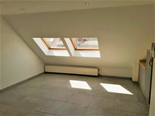 Heel rustig wonen in een tof, instapklaar dakappartement op de derde verdieping in een rustige straat in Stene (Oostende) <br />Het appartement heeft één slaapkamer, wat ideaal is voor een alleenstaande. De slaapkamer is ruim en biedt voldoende opbergruimte voor al uw kleding en persoonlijke bezittingen.<br /><br />Als dakappartement geniet u hier van een adembenemend uitzicht over de stad en de omgeving<br /><br />In de buurt bevinden zich verschillende winkels op wandelafstand: bakker, supermarkt Lidl, apotheek, .... <br />Indeling is als volgt: inkomdeur (gepantserde deur), apart wc, ingerichte open keuken (met frigo , spoelbak , vaatwas, dampkap, oven), badkamer (dubbele lavabo en ligbad), videoparlofoon, 1 slaapkamer, berging (met recente condensatieketel op aardgas & aansluiting voor wasmachine). <br /><br />Het appartement is reeds geschilderd (witte muren en witte plafond), voorzien van verlichting en van verduistering aan de ramen.<br /><br />Het appartement beschikt over een terras, waar u heerlijk kunt ontspannen en genieten van de zon. Dankzij de ligging op de bovenste verdieping is uw privacy gegarandeerd en kunt u in alle rust van uw terras genieten.<br /><br />Het gebouw is voorzien van een lift, waardoor u gemakkelijk toegang heeft tot het appartement. <br /><br />Het bouwjaar van het appartement is 2001, wat betekent dat het nog in uitstekende staat verkeert. Bovendien werd het appartement grondig gerenoveerd. De bewoonbare oppervlakte bedraagt 69 vierkante meter, wat meer dan voldoende ruimte biedt voor comfortabel wonen.<br /><br />Het EPC-waarde van het appartement is 193.00, wat aangeeft dat het energieverbruik relatief laag is. Dit draagt bij aan een lagere energierekening en een milieuvriendelijke levensstijl. Het appartement heeft dan ook een energielabel B, wat staat voor een goede energieprestatie.<br /><br />Kortom, dit appartement in Oostende is een geweldige keuze voor wie op zoek is naar een comfortabele en energiezuinige woning. De perfecte plek om te ontspannen en te genieten van het leven aan de Belgische kust.<br /><br />Bezichtigen enkel na afspraak via mail naar info@qualimmo.be