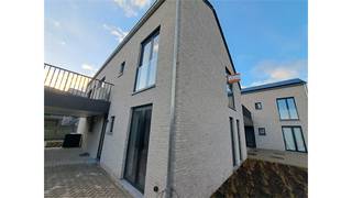 Een nieuwbouwappartement op de eerste verdieping bestaande uit een woonkamer met open, ingerichte keuken, 2 slaapkamers, badkamer met ligbad,...