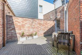 <p>Lichtrijke woning in Herentals<br /><br />Deze lichtrijke woning is rustig gelegen en biedt een praktische indeling met voldoende ruimte.<br /><br />Indeling: inkomhal, ruime leefruimte, keuken met toegang tot het terras, twee slaapkamers, waarvan één met rechtstreekse toegang tot de zolderverdieping, kelder en een garagebox.<br /><br />Huurprijs: € 1.100/maand (garage inbegrepen).<br /><br />Beschikbaar vanaf: 1 augustus 2026.</p>