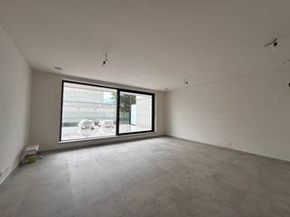 Bent u op zoek naar een energiezuinig nieuwbouwappartement op een rustige locatie? Dan is dit stijlvolle appartement op de eerste verdieping in Zandhoven zeker een bezoek waard.<br /><br />Het appartement, met een bruto vloeroppervlakte van 80,87m², beschikt over een lichtrijke leefruimte met open keuken die uitgeeft op een ruim westgericht terras van 24 m².<br /><br />De moderne keuken is volledig uitgerust met kwalitatieve AEG-toestellen, waaronder een inductiekookplaat, dampkap en vaatwasser. Daarnaast is er een combi-oven en koelkast met vriesvak voorzien.<br /><br />Verder omvat het appartement:<br />- inkomhal<br />- ruime leefruimte<br />- 2 slaapkamers<br />- badkamer met inloopdouche en lavabo<br />- apart gastentoilet<br />- praktische berging<br /><br />Het appartement wordt bovendien volledig geschilderd opgeleverd. Ook worden er gordijnrails geplaatst en wordt de nodige verlichting voorzien, zodat u het appartement instapklaar kunt betrekken. Het appartement zal beschikbaar zijn vanaf 15/08/2026.<br /><br />Voor extra comfort beschikt het gebouw over een lift. Bovendien zijn een ondergrondse autostaanplaats en een privatieve kelderberging inbegrepen in de huurprijs.<br /><br />Dankzij de warmtepomp, zonnepanelen en het ventilatiesysteem geniet u van een bijzonder energiezuinige woonst. Elke woonentiteit beschikt over een eigen elektriciteitsmeter en er is de mogelijkheid om een laadpaal te voorzien voor een elektrische wagen.<br /><br />Troeven<br />- lift aanwezig<br />- mogelijkheid tot laadpaal<br />- gemeenschappelijke fietsenstalling<br /><br /><br />Gemeenschappelijke kosten: € 65/maand<br />*EPB in aanmaak<br />*3m HWB<br />*Plaatsbeschrijving