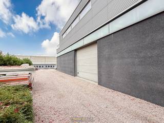 RECENTE KMO-UNIT van ca. 383 m², EXCLUSIEF OPTIONEEL TUSSENVERDIEP, op TOPLOCATIE NABIJ DE N60 RICHTING GENT. De unit is uitgerust met een...