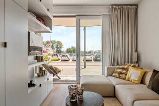 Leuk en instapklaar appartement, gelegen op de mooie Rederskaai te Zeebrugge. Een aantrekkelijke locatie voor jong en oud, waar u kunt genieten van een mooie wandelboulevard langs het water. Een heerlijke promenade aan de zonnekant met de aangemeerde zeilboten als uitzicht. Puur genieten.<br /><br />Indeling: ruime inkomhal met gastentoilet en ingebouwde vestiaire, een mooie leefruimte met een op maat gemaakte kastenwand en tv-voorziening, een verzorgde open keuken, een badkamer met douche en een volwaardige slaapkamer. Grenzend aan de leefruimte nog een knus terras vol in de zon. <br /><br />Private kelderberging en 3 fietshaken inbegrepen in de prijs. <br />Autostaanplaats in het gebouw aan te kopen mits meerprijs.<br /><br />Conforme elektriciteitskeuring en vrij bij akte.<br />Kortom: u kunt onmiddellijk en vooral zorgeloos genieten van deze mooie investering.<br /><br />Wenst u een vrijblijvend bezoek of meer informatie?<br />Contacteer Sacha Vanrafelghem op GSM 0487/43.79.10.