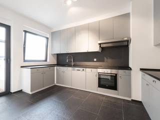 Ideaal gelegen in een rustige en aangename straat, vlakbij het Ter Kamerenbos en de Franklin Rooseveltlaan, is dit vierkamerappartement van circa...
