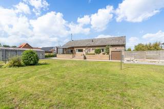 <strong>Instapklare gelijkvloerse woning met 4(5) slaapkamers en zicht op groen op een totale opp van 17a53ca</strong><br /><br />In het rustige en groene Mol Sluis vind je deze charmante gelijkvloerse woning die uitblinkt in ruimte, comfort en functionaliteit.<br />Met <strong>vier volwaardige slaapkamers</strong>, een <strong>vernieuwde keuken </strong>en een <strong>volledig bruikbare kelder</strong> is dit de ideale thuis voor wie comfortabel en rustig wil wonen.<br /><br />Bij binnenkomst kom je in de inkomhal, die meteen toegang biedt tot twee achter elkaar gelegen slaapkamers – perfect als slaapkamers, bureau of hobbyruimte.<br />De ruime en gezellige woonkamer is het hart van de woning, waar een <strong>speksteenkachel</strong> zorgt voor een warme, huiselijke sfeer.<br />Rolluiken aan de ramen zorgen voor <strong>extra comfort en privacy</strong>.<br /><br />De keuken werd recent volledig vernieuwd en uitgerust met <strong>kwalitatieve toestellen</strong>, waaronder een grote Amerikaanse koelkast – ideaal voor wie graag kookt en gezellig tafelt.<br /><br />De <strong>badkamer werd eveneens gerenoveerd</strong> en is voorzien van een dubbele lavabo, een moderne inloopdouche met regendouche en een frisse, hedendaagse uitstraling.<br />Daarnaast zijn er nog twee ruime slaapkamers, wat het totaal op vier volwaardige slaapkamers brengt.<br />Extra pluspunt is nog een aparte kamer die momenteel dienstdoet als <strong>wasruimte</strong>, maar indien gewenst ook als <strong>vijfde slaapkamer </strong>kan worden ingericht.<br />De wasruimte kan eenvoudig worden ingericht in de kelder, waar de aansluitingen voor water, elektriciteit en afvoer reeds aanwezig zijn.<br /><br />Via een zolderluik bereik je de <strong>praktische zolderruimte</strong>, die perfect dienst kan doen als extra bergruimte.<br />De vloer van de zolder is reeds geïsoleerd, wat bijdraagt aan het energiecomfort van de woning.<br /><br />Een absolute troef is de<strong> volledig onderkelderde structuur</strong> van het huis. De kelder is droog, volledig behandeld en daardoor ideaal als opslagruimte, werkplaats of hobbyruimte.<br />Vanuit de kelder heb je ook rechtstreeks toegang tot de <strong>inpandige garage</strong>.<br />Zoals hierboven vermeld, zijn hier de nutsvoorzieningen voorzien, wat het perfect mogelijk maakt om hier een volwaardige wasruimte te installeren.<br /><br />Buiten geniet je van een <strong>ruime, onderhoudsvriendelijke tuin </strong>met een<strong> extra garage</strong>, tuinhuis en houtberging – een droom voor wie graag buiten leeft of nood heeft aan extra ruimte.<br /><u><strong>Achter de woning ligt een natuurgebied, wat zorgt voor een groen uitzicht en een heerlijk gevoel van rust en privacy.</strong></u><br /><br /><em><u>Technische pluspunten zijn onder andere:</u><br />- Nieuwe verwarmingsketel<br />- Isolatie aanwezig in het dak en in de vloer van de keuken<br />- Rolluiken aan de ramen<br />- Goed onderhouden schilderwerken in de volledige woning</em><br /><br /><strong>De woning is gelegen in een rustige straat in Mol Sluis – een groene, aangename buurt met een centrale ligging.<br />Hier woon je in alle rust, maar toch dichtbij winkels, scholen en verbindingswegen.</strong><br /><br /><em>Interesse in deze woning? Neem vrijblijvend contact op voor meer informatie of een bezichtiging. </em>